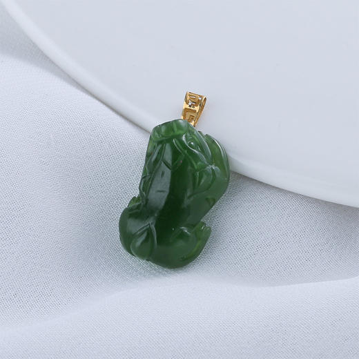 【宏艺珠宝】灵貔锦彩·18K金和田玉挂坠（不含项链） 商品图0