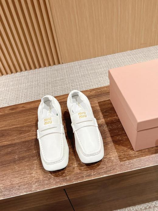 缪缪最新款缪缪秀场款方头芭蕾舞鞋，这款设计非常有特色（HC） 商品图1