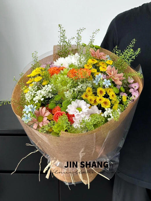 【梨花春雪】橙色三文鱼小雏菊2支+白色三文鱼小雏菊2支+绿精灵小雏菊2支+金太阳小雏菊2支+凯文粉小雏菊2支+绿森林小雏菊2支+绿林草4小支+蓝星花3支+白星花3支+橙色芭比多头玫瑰2支（无包装） 商品图2