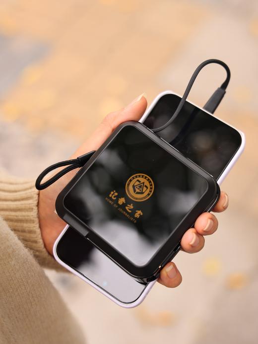 3C标志！机场过安检无压力 记者之家文创产品自带线移动电源充电宝带插头三合一能量棒 商品图5
