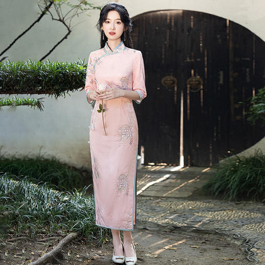 新中式国风改良粉色旗袍连衣裙2024秋冬新款双层刺绣花提花丝绸缎旗袍MLS7055 商品图0