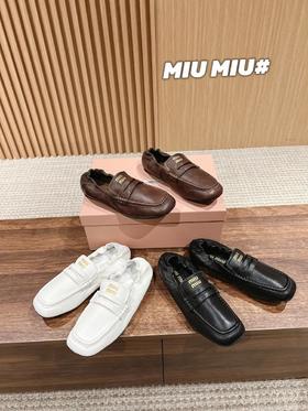 缪缪最新款缪缪秀场款方头芭蕾舞鞋，这款设计非常有特色，鞋头很像芭蕾舞鞋的同款方头（HC）