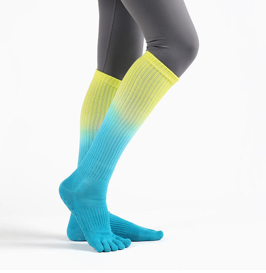 【买一赠一】瑜伽袜子女士渐变色高筒棉五指袜运动袜长筒微压小腿袜 商品图1