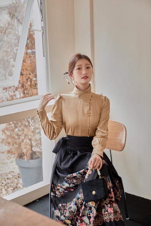 Le Malene 缎面材质衬衫马面裙套装 19103 商品图3