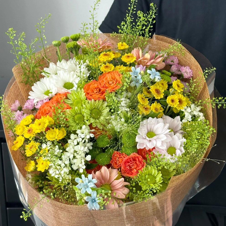 【梨花春雪】橙色三文鱼小雏菊2支+白色三文鱼小雏菊2支+绿精灵小雏菊2支+金太阳小雏菊2支+凯文粉小雏菊2支+绿森林小雏菊2支+绿林草4小支+蓝星花3支+白星花3支+橙色芭比多头玫瑰2支（无包装）