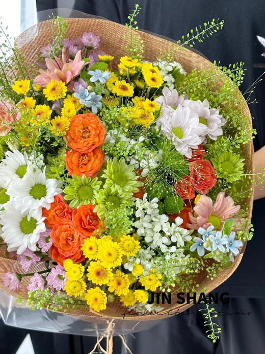 【梨花春雪】橙色三文鱼小雏菊2支+白色三文鱼小雏菊2支+绿精灵小雏菊2支+金太阳小雏菊2支+凯文粉小雏菊2支+绿森林小雏菊2支+绿林草4小支+蓝星花3支+白星花3支+橙色芭比多头玫瑰2支（无包装） 商品图1