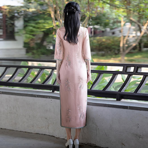 新中式国风改良粉色旗袍连衣裙2024秋冬新款双层刺绣花提花丝绸缎旗袍MLS7055 商品图1