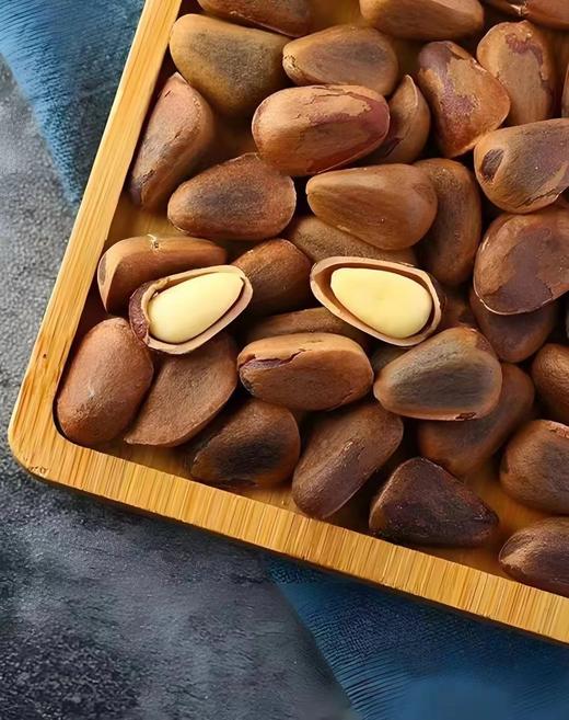 【2025新松子来啦】黑龙江小兴安岭自家林场纯野生大松子，个头中等往上，下了山出了塔，直接进锅炒制，保留最初的营养价值，无任何添加，无特殊加工，口感自然醇香。微微开口，没有油开的大，辽宁省内包邮 商品图4