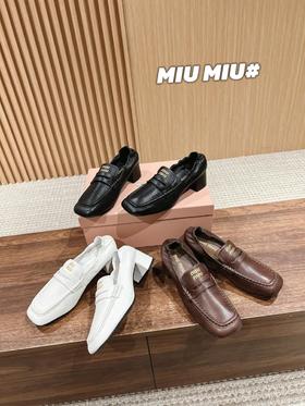 缪缪最新款缪缪秀场款方头芭蕾舞鞋，这款设计非常有特色（HC）