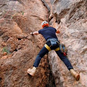 昆明野攀｜成人专业一日户外野攀，每周三、周六、周日可参加，需提前预约教学+体验，每周更新不同攀岩场地，初学者和进阶都可加入，感受户外攀岩的乐趣！