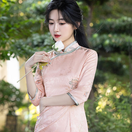 新中式国风改良粉色旗袍连衣裙2024秋冬新款双层刺绣花提花丝绸缎旗袍MLS7055 商品图2