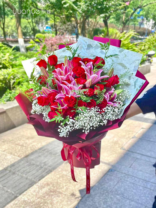 【财富高贵】百合玫瑰混搭花束 商品图0