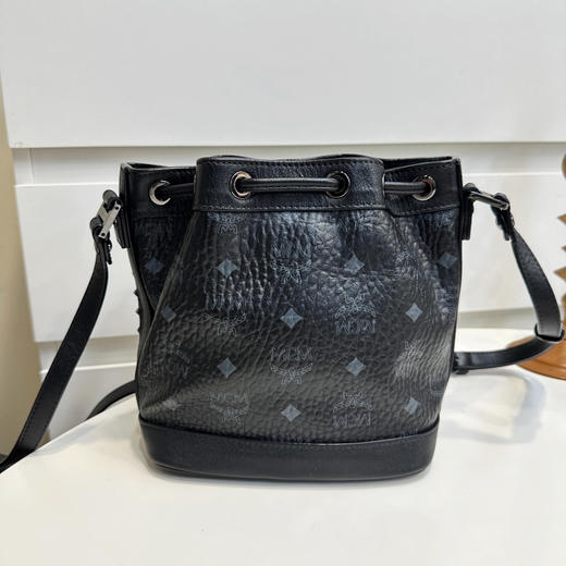 MCM 铆钉 黑色 牛皮 水桶 商品图3