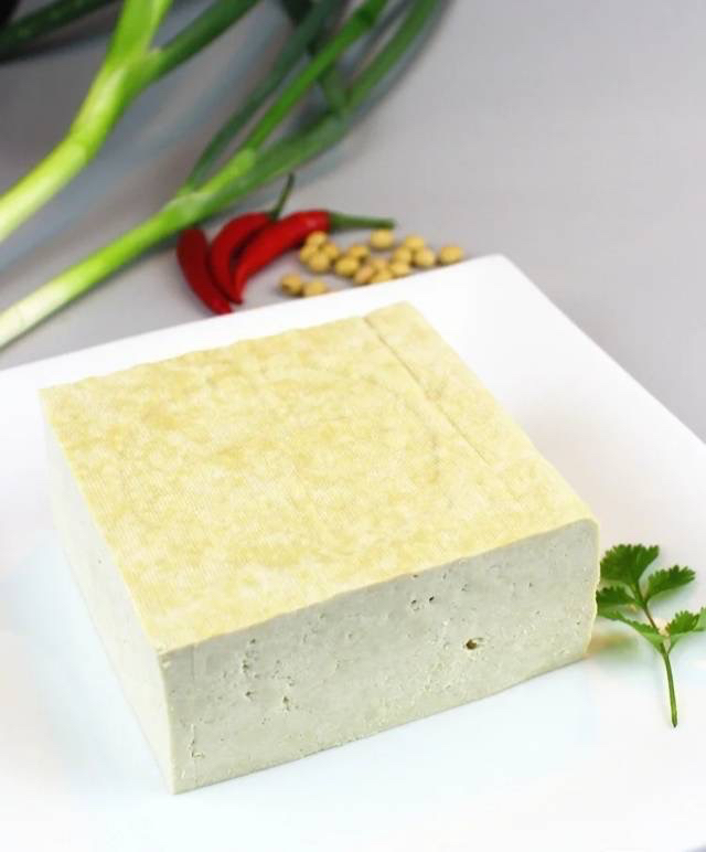 第六代非遗传承人，真正纯手工制作，大柴锅熬制，豆子必须非转基因，还得是老品种，水必须要深井好水，加上传承的好手艺，才能成就好豆腐。现在能吃到这么地道的豆腐真心不容易
1.5斤/盒