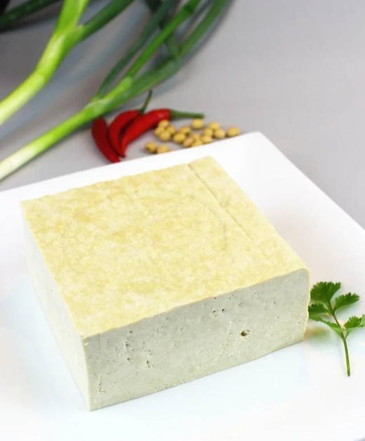 第六代非遗传承人，真正纯手工制作，大柴锅熬制，豆子必须非转基因，还得是老品种，水必须要深井好水，加上传承的好手艺，才能成就好豆腐。现在能吃到这么地道的豆腐真心不容易
1.5斤/盒 商品图0