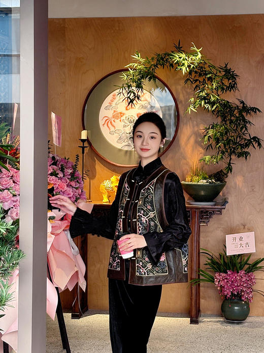 盛唐婧 |中式太阳花绣花对襟马甲 商品图1