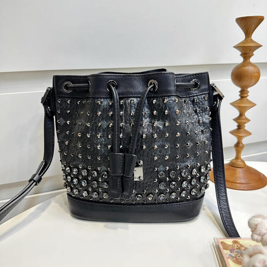 MCM 铆钉 黑色 牛皮 水桶 商品图2