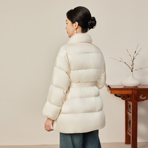 【自】全新升级【铂金会员1011/天猫1369/差价358】(10609) 洛诗琳2024冬季设计感水貂毛领拼接新中式国风加厚羽绒服 商品图4