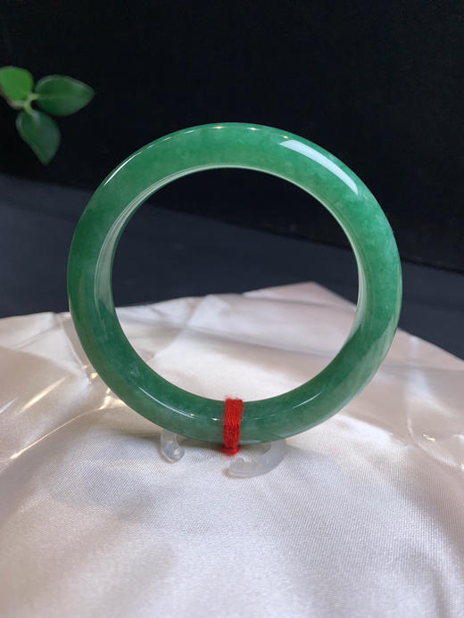 611531，53 浓绿底满色手镯，9-8mm，满圈带浓绿底，干净秀气 商品图3
