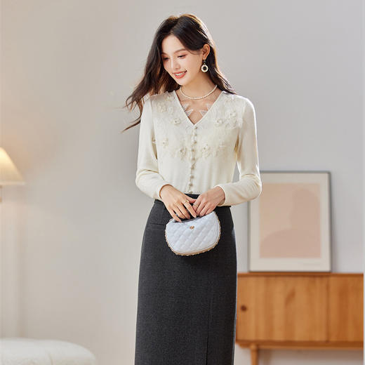 全新升级【铂金会员165/天猫229/差价64】(04709) 洛诗琳2024秋冬新款针织v领法式蕾丝拼接长袖针织打底上衣 商品图1