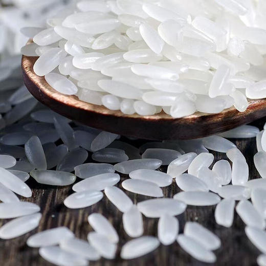 稻花香产自世界三大黑土地之一！中国优质稻米之乡“黑龙江五常市”五常龙凤山三面环山！山泉水灌溉！生长周期长可生长150天左右！焖出米饭满屋飘香！米饭口感软糯香甜！回口甜隔夜米饭不回生！今年新米！10斤 商品图0