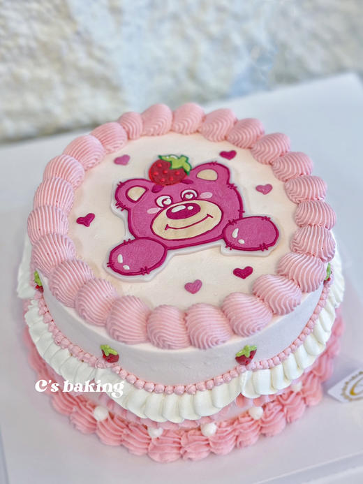 #复古风 #手绘蛋糕 #可爱草莓熊 #迪士尼Disney #玩具总动员Lotso #小女孩最爱#女童蛋糕 忌廉蛋糕（默认自提，收费配送请联系客服） 商品图1