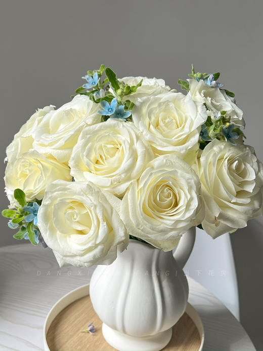 【你是我最美的相遇】AB级白玫瑰10支+AB级蓝星花5支/扎 商品图6