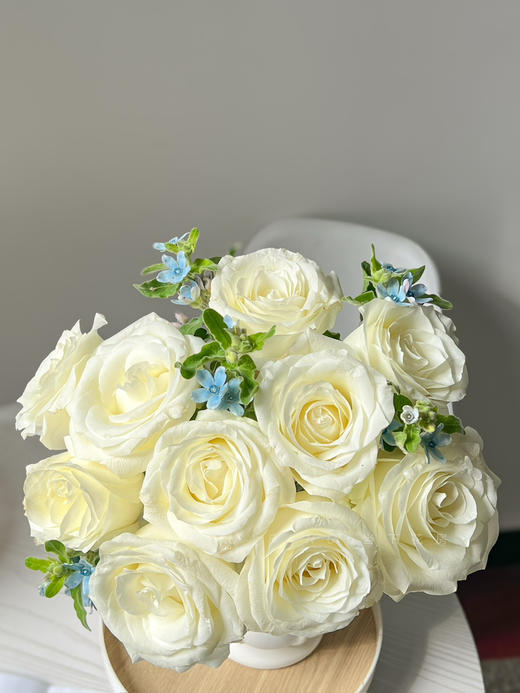 【你是我最美的相遇】AB级白玫瑰10支+AB级蓝星花5支/扎 商品图8