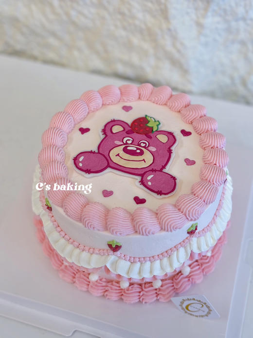 #复古风 #手绘蛋糕 #可爱草莓熊 #迪士尼Disney #玩具总动员Lotso #小女孩最爱#女童蛋糕 忌廉蛋糕（默认自提，收费配送请联系客服） 商品图0