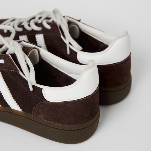 ROMI STUDIO“美式复古”牛皮拼羊皮绒面撞色平底德训鞋RW24LP30854 商品图3