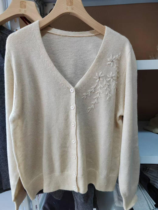 【团购】工厂促销 2款花型 桑蚕丝+羊绒 开衫 巨舒服 软糯 特价团购 商品图8