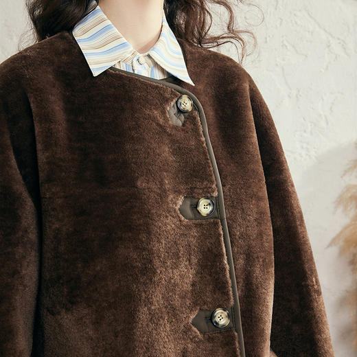 【暖冬内购】两三事 雪国幻夜 2024冬季新款复古单排扣长款羊羔绒外套女宽松 商品图2