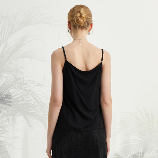 VIVIAN LIU D2433001新款可调节肩带胸前不对称宽松打底吊带背心 商品图1