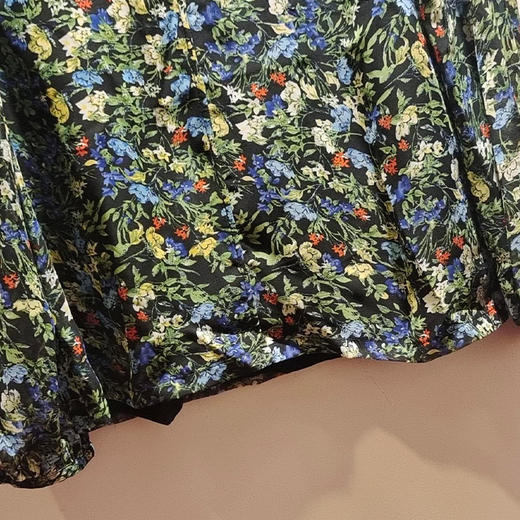 VIVIAN LIU R2423003春女装新款V领印花配内搭吊带长袖上衣 商品图3