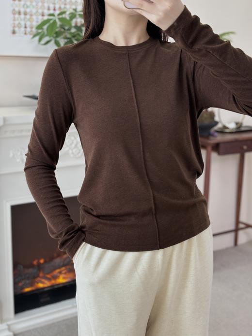 薄而暖的一款贴身羊毛打底衫！既柔软舒适又实穿百搭~选用美利奴天丝羊毛，质地柔软，带来轻若无物的穿着体验，回弹性佳，对身材的包容度高！合身不紧身，多色可选~ 商品图2