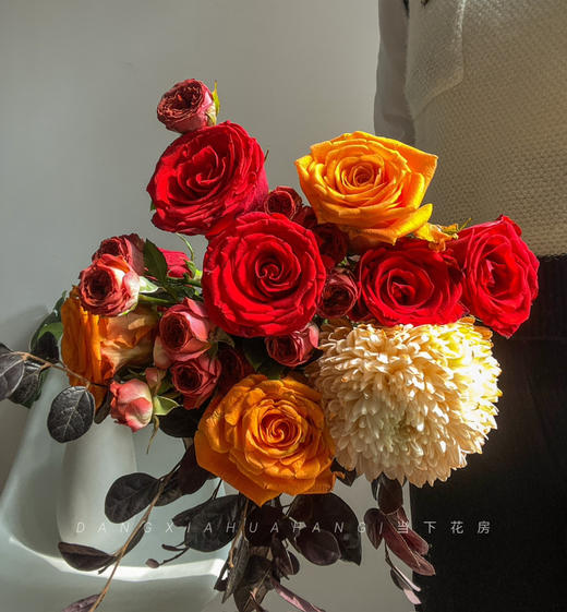 【始于心动】红玫瑰4支+橙色牡丹菊1支+巧克力泡泡多头玫瑰2支+橙色玫瑰2支+红继木5小支 商品图1