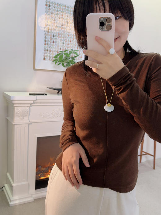 薄而暖的一款贴身羊毛打底衫！既柔软舒适又实穿百搭~选用美利奴天丝羊毛，质地柔软，带来轻若无物的穿着体验，回弹性佳，对身材的包容度高！合身不紧身，多色可选~ 商品图9