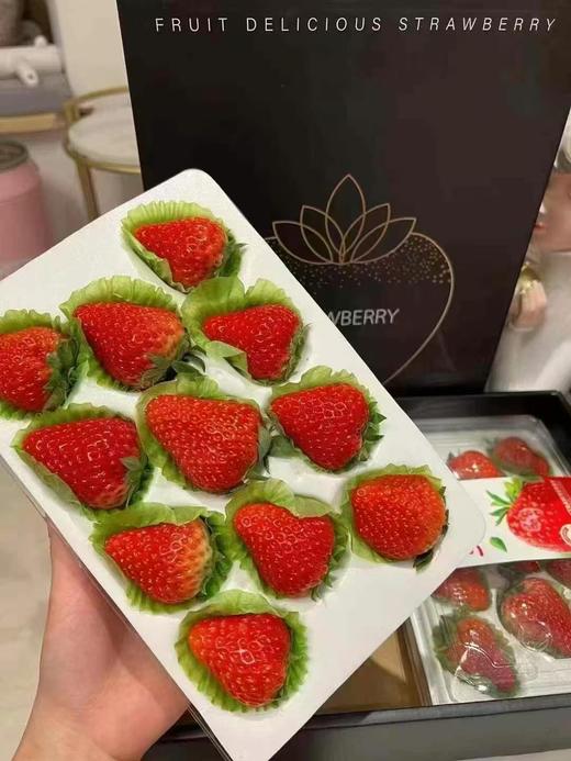 🍓🍓当仁不让的颜值代表【丹东红颜九九草莓】🍓简直太治愈了！草莓香味浓郁，带着淡淡的奶香✅每一颗都来自果农的精心呵护☂️ 只为让你吃上一口安心草莓🍓酸酸甜甜，超级美味😋 商品图6