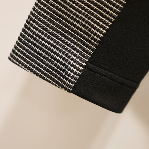 VIVIAN LIU薇薇安刘R2413101梅春女装新款圆领单排扣拼色长袖上衣 商品图3