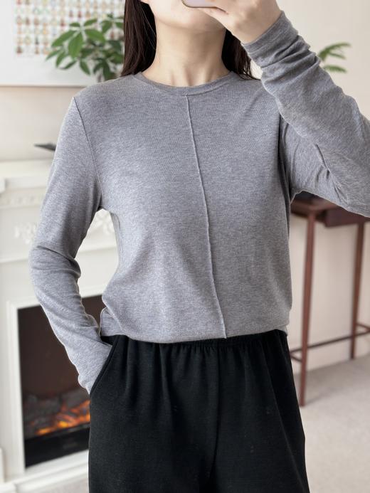 薄而暖的一款贴身羊毛打底衫！既柔软舒适又实穿百搭~选用美利奴天丝羊毛，质地柔软，带来轻若无物的穿着体验，回弹性佳，对身材的包容度高！合身不紧身，多色可选~ 商品图5