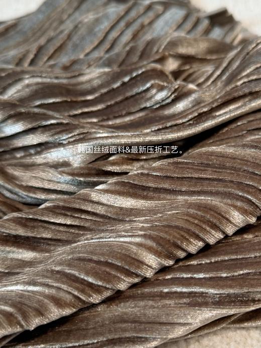 身着流光,迷人如你 最新压折工艺制成韩国丝绒半身裙 苔藓咖 商品图4