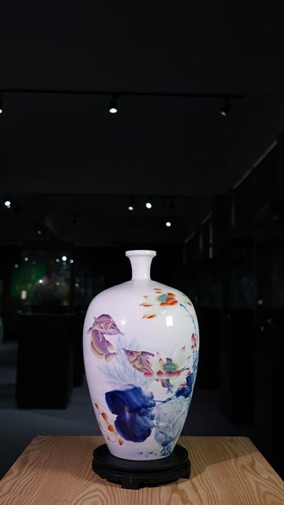 青花瓷雕釉上彩祥龙献瑞赏瓶 商品图0