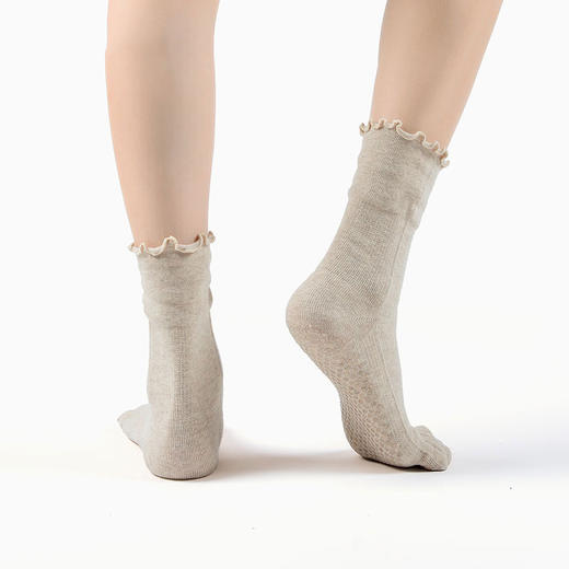 【买一赠一】专业瑜伽袜子花边袜运动中筒袜压力防滑地板袜五指袜子 商品图1