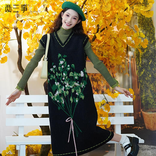 两三事 幽夜绿野 2024冬季新款复古撞色绣线花色无袖毛衣裙连衣裙 商品图0