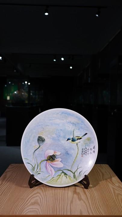新粉彩荷塘清趣赏盘 商品图0