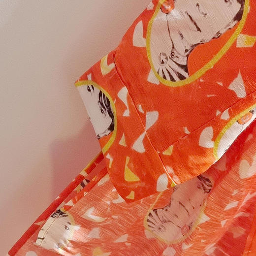 VIVIAN LIU D2433005新款小翻领后摆开叉前摆不对称长款印花衬衫 商品图3