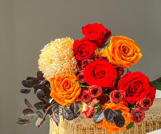 【始于心动】红玫瑰4支+橙色牡丹菊1支+巧克力泡泡多头玫瑰2支+橙色玫瑰2支+红继木5小支 商品图4