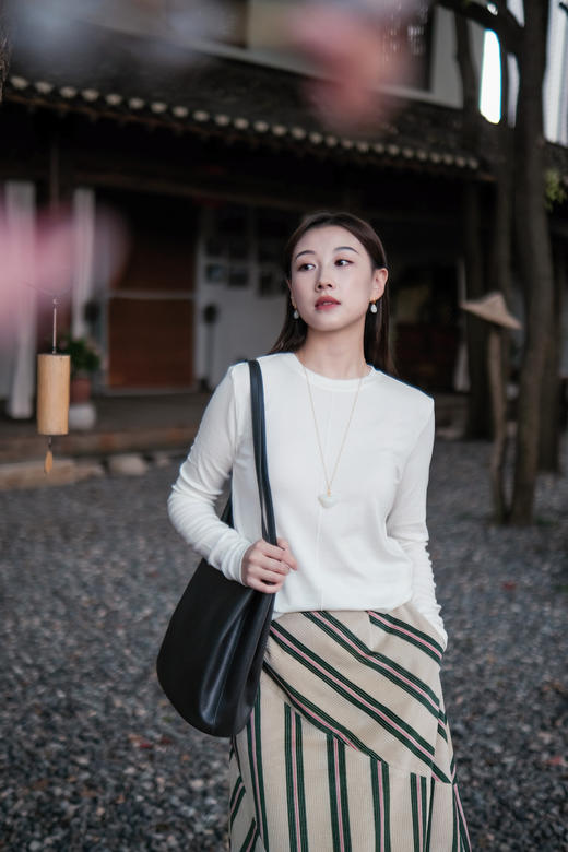 薄而暖的一款贴身羊毛打底衫！既柔软舒适又实穿百搭~选用美利奴天丝羊毛，质地柔软，带来轻若无物的穿着体验，回弹性佳，对身材的包容度高！合身不紧身，多色可选~ 商品图3