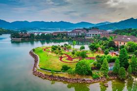 ★老友聚★￥499起/人，连住2晚【余姚四明湖开元名都度假酒店】豪华山景房+自助早餐+2顿土菜馆正餐，满10人赠送棋牌1次，享免费健身房、泳池、儿童乐园！有效期至2026年3月30日