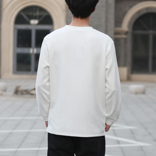 DRONKOO  2024 圆领左胸M刺绣下摆开衩绒感微阔长袖厚T恤 商品图4